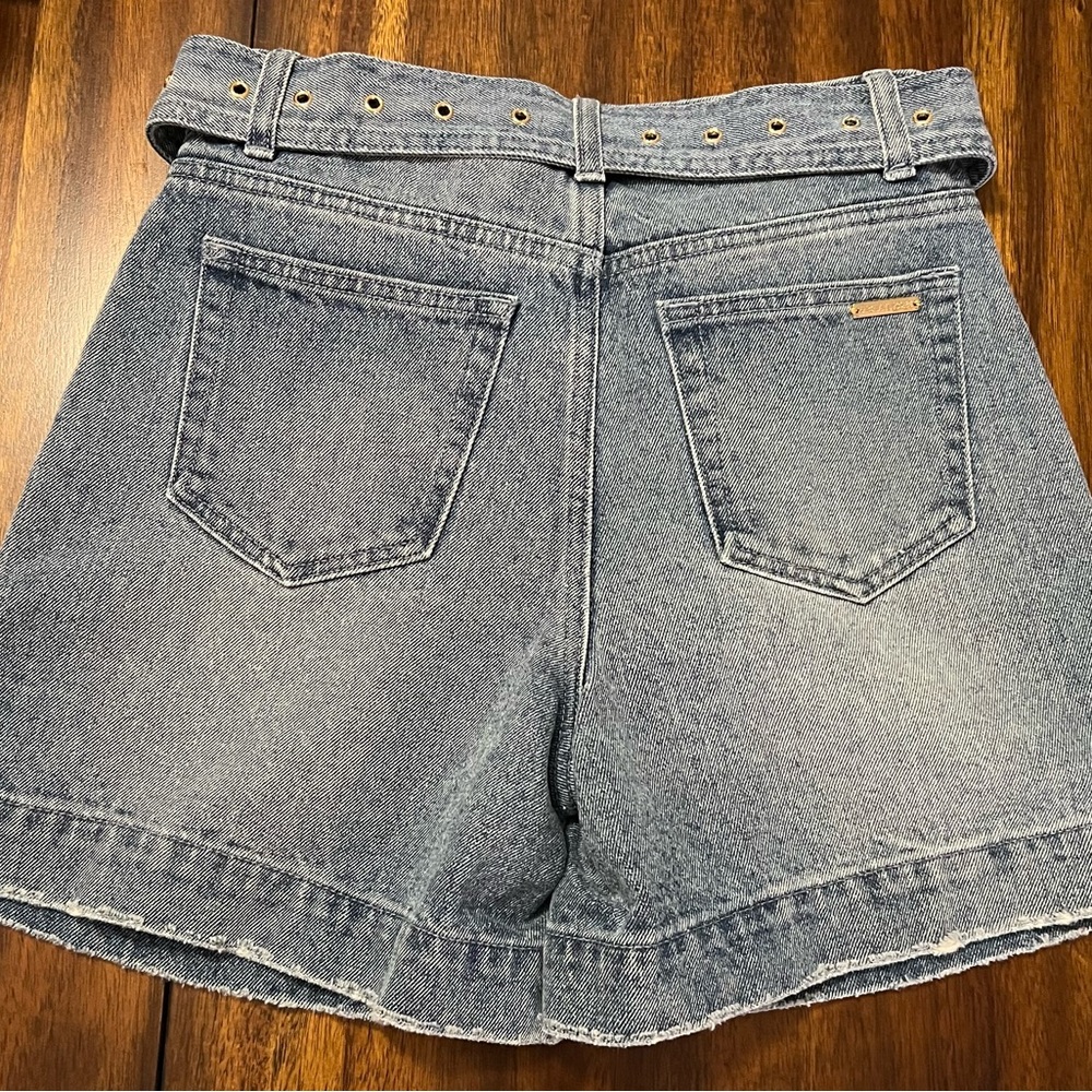 Michael Kors Denim Belted Pleated Shorts Size 0 - Picture 2 of 5